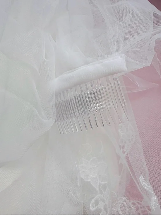 Two-Tier Lace Appliqué Edge Bridal Veil in White - Picture 5 of 5